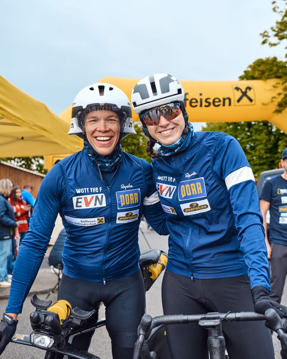 Dani und Martin lachend im Ziel des Race Around Niederösterreich 2026, in blauen Watt-the-F-Trikots