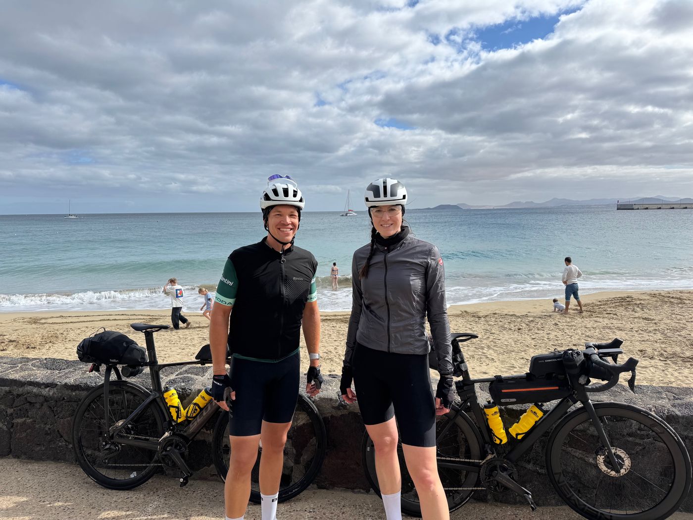 Dani und Martin mit den bepackten Rädern an einem Strand