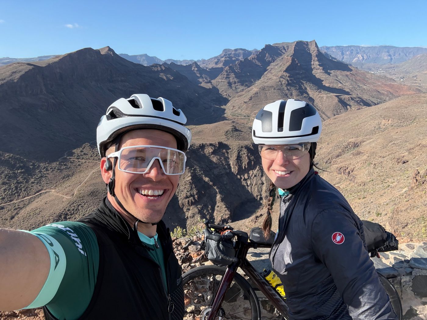Selfie von Dani und Martin mit Helmen in den Bergen