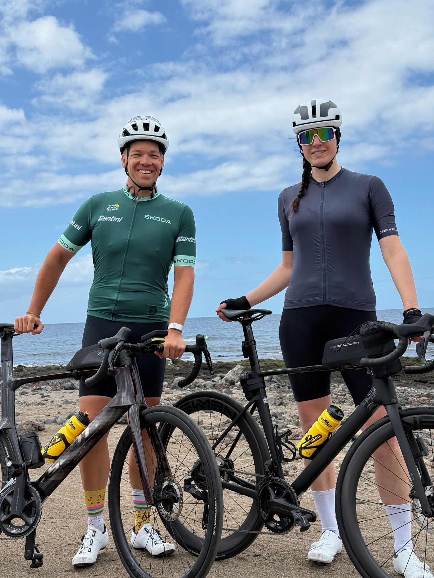 Dani und Martin mit ihren Rädern an der Küste