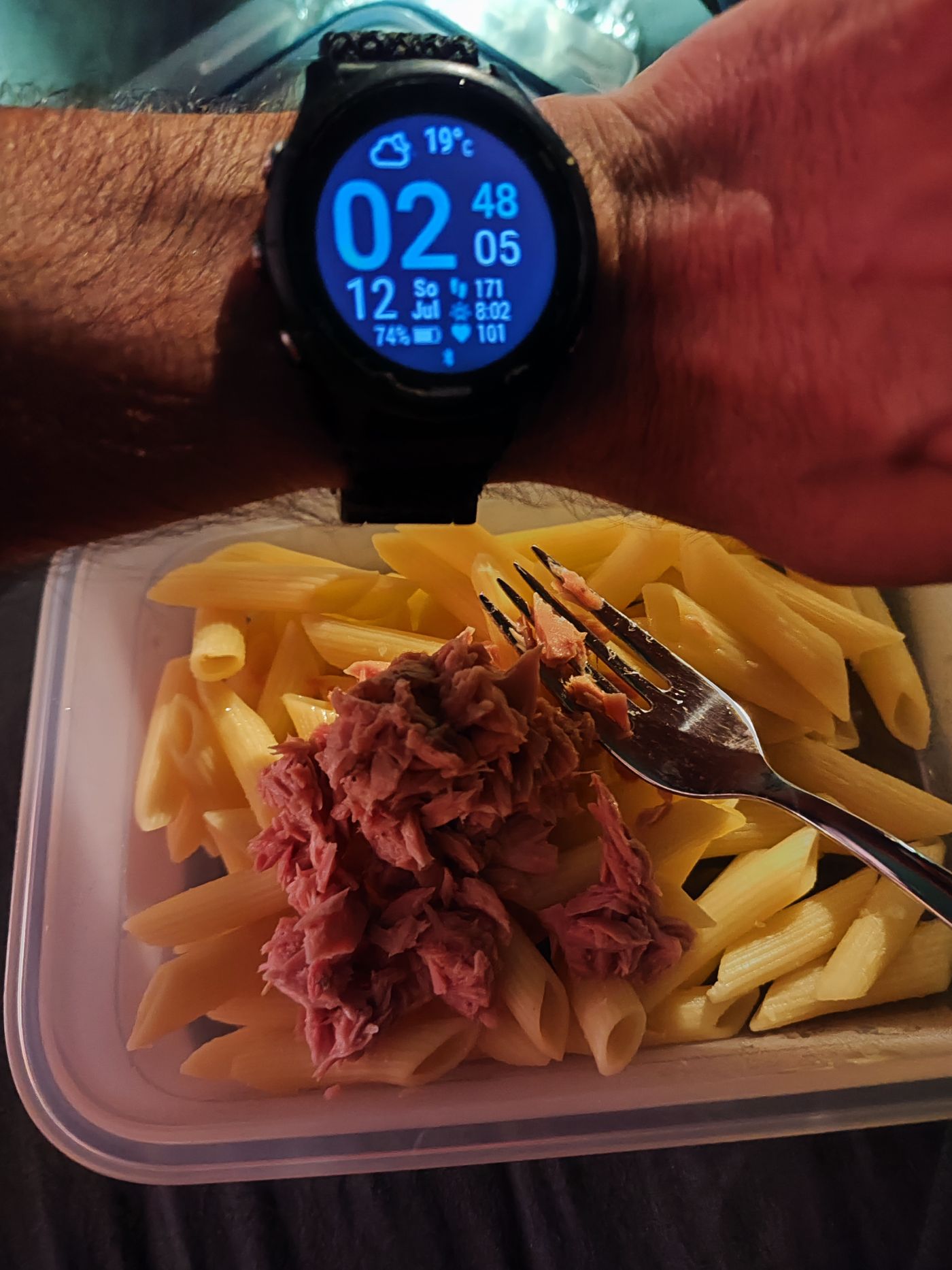 Eine Uhr, die 02:48 anzeigt, darunter eine Schüssel Nudeln
