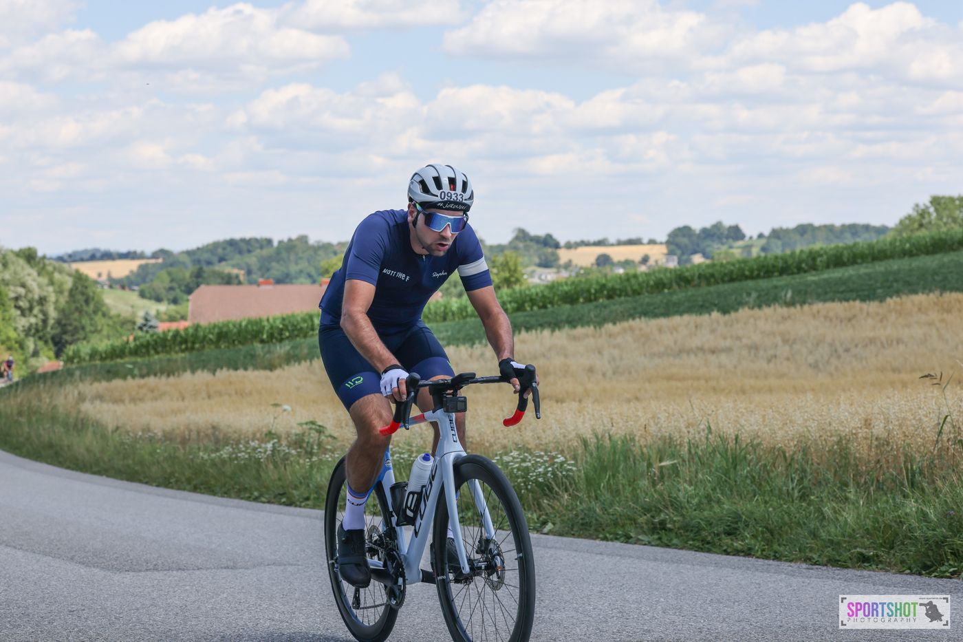 Mario im Watt-the-F-Trikot auf einer Landstraße zwischen Feldern