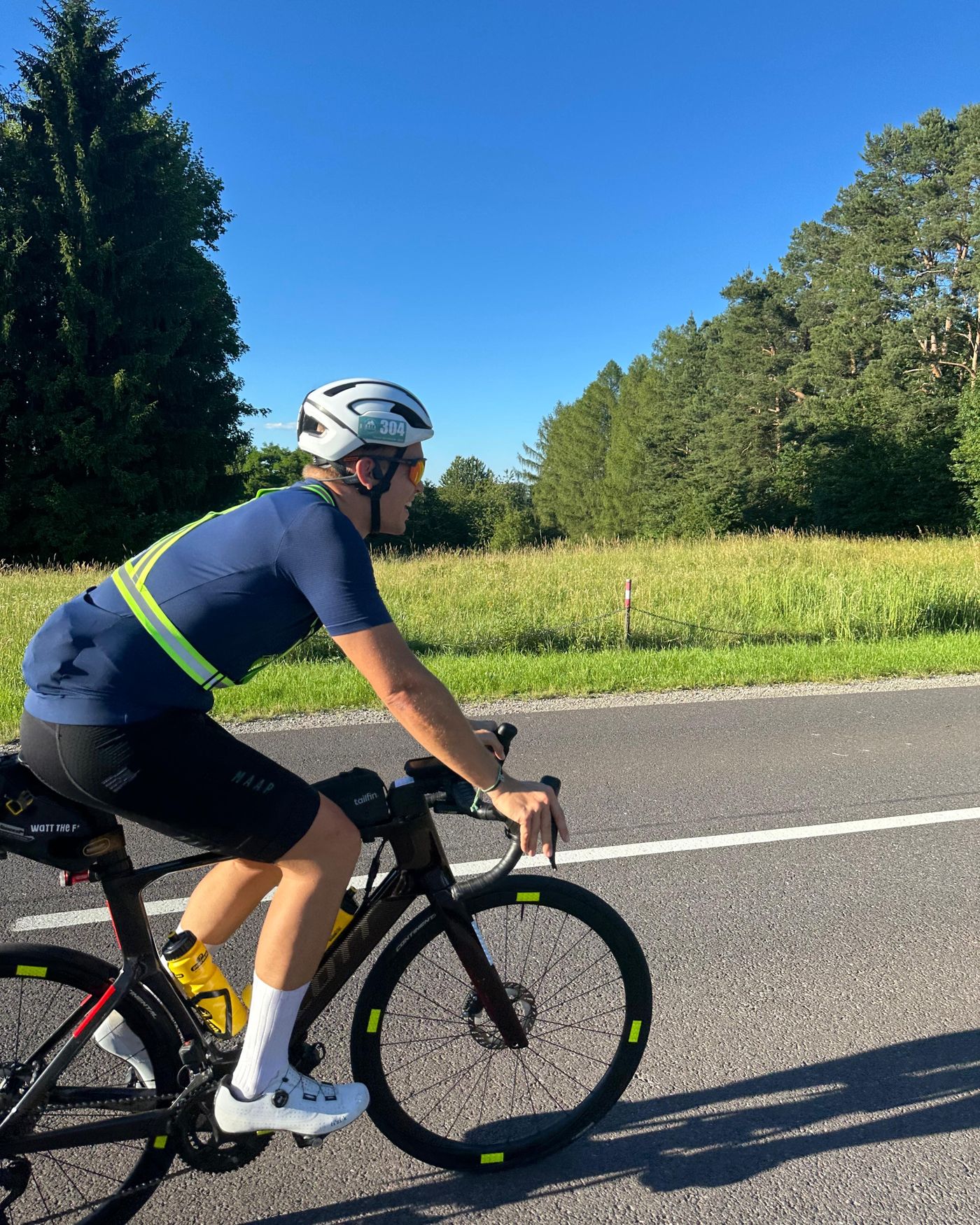 Martin in Fahrt, mit gelber Warnweste über dem Trikot
